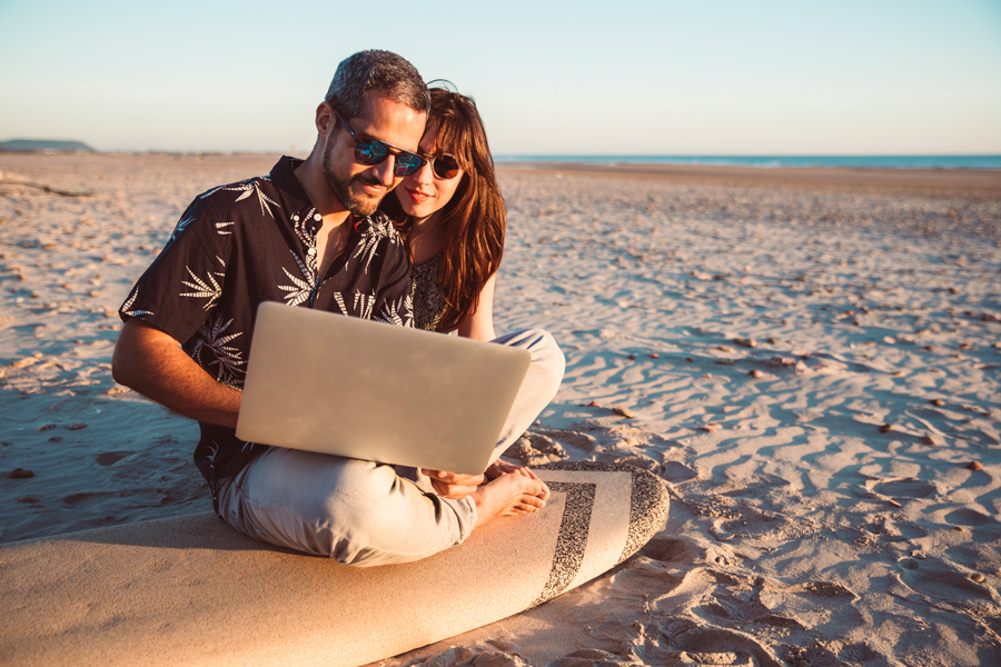 couple-enjoying-freelance-lifestyle-make-money-online